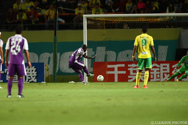 試合を決定づける3点目をPKで決めたダニエル ロビーニョ（京都）【明治安田Ｊ２ 第35節 千葉vs京都】