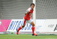 ダイビングヘッドで先制点を押し込んだ清武 功暉（熊本）【明治安田Ｊ２ 第35節 熊本vs群馬】