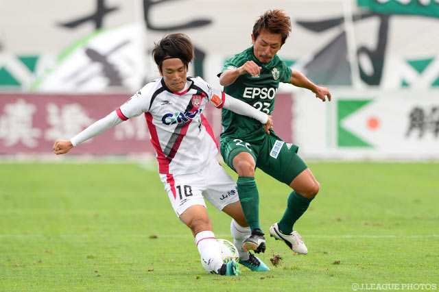 お互い一歩も引かず、ボールを競い合う工藤 浩平（松本）と矢島 慎也（岡山）【明治安田Ｊ２ 第35節 松本vs岡山】