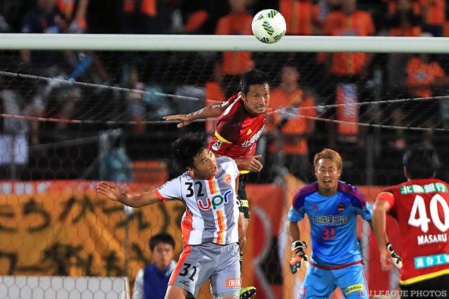 中山 仁斗（山口）との空中戦を制す太田 康介（金沢）【明治安田Ｊ２ 第35節 金沢vs山口】