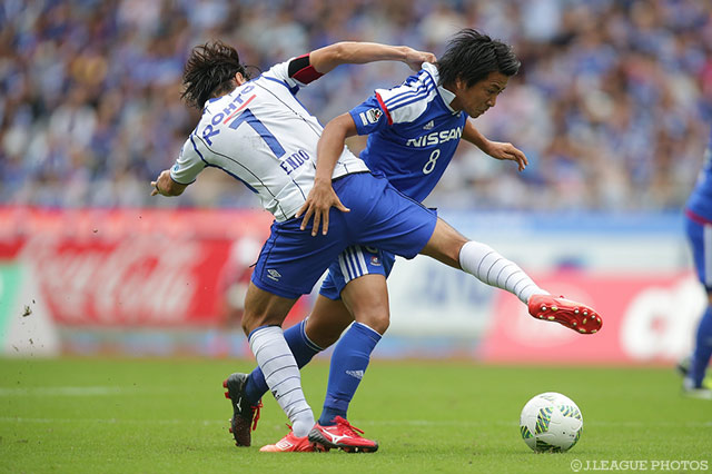 激しいマッチアップを繰り広げる遠藤 保仁（Ｇ大阪）と中町 公祐（横浜FM） 【ＹＬＣ 準決勝 第2戦 横浜FMvsＧ大阪】