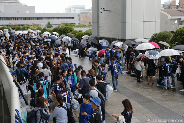 横浜に咲いた傘の花 浪花の情熱は雨にも負けず燃えさかる【ＹＬＣ 準決勝 第2戦 横浜FMvsＧ大阪】