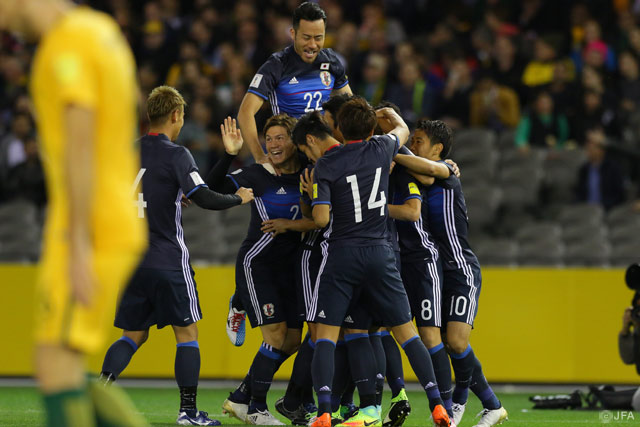 開始早々のゴールを祝福するメンバー【ロシアＷ杯 アジア最終予選 オーストラリアvs日本】