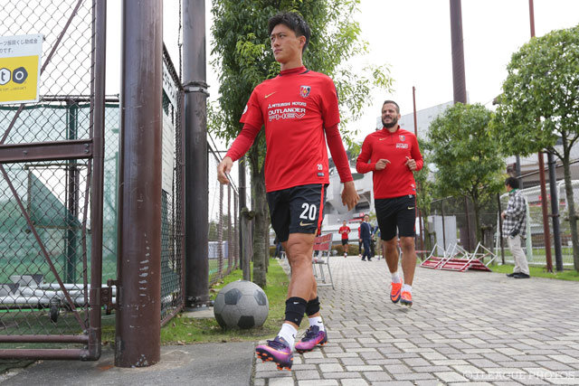 気合の入った表情で練習場に入る李 忠成（浦和）【ＹＬＣ 決勝前日練習】