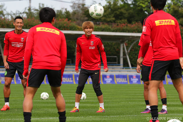 リラックスした表情でボール回しをする柏木 陽介（浦和）【ＹＬＣ 決勝前日練習】