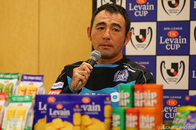 記者の質問に答える長谷川 健太監督（Ｇ大阪）【ＹＬＣ 決勝 前日公式記者会見】