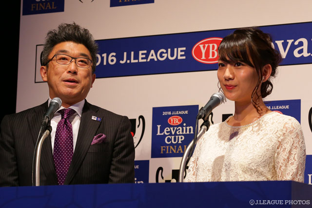 司会進行を務めるのは、フジテレビの青嶋 達也アナウンサーとＪリーグ女子マネージャーの佐藤 美希さんです【ＹＬＣ 決勝前夜祭】