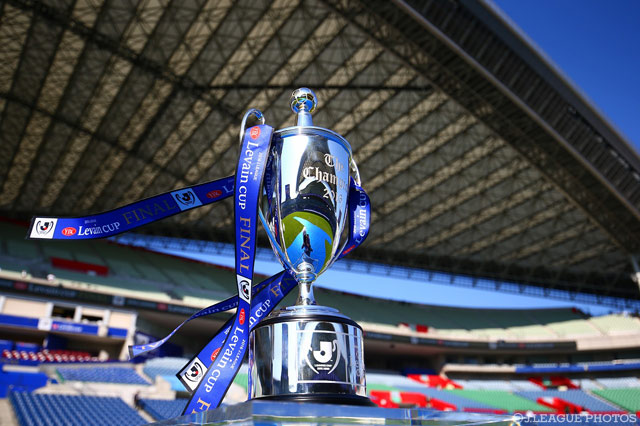 鮮やかな日差しに照らされ輝きを放つ優勝カップ。手にするのは果たして【ＹＬＣ 決勝 Ｇ大阪vs浦和】