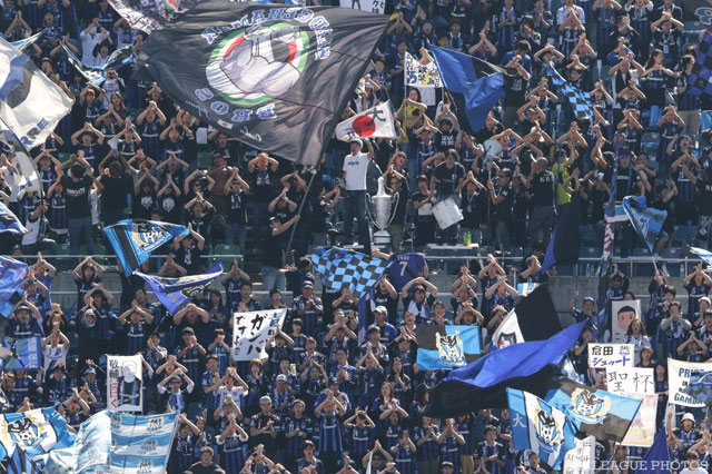 ３年連続のファイナリストは立ち振舞いも慣れたもの。青の情熱が選手たちを後押しした。【ＹＬＣ 決勝 Ｇ大阪vs浦和】