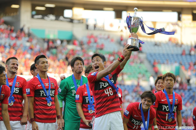 優勝カップを手にしはしゃぐ森脇 良太（浦和）【ＹＬＣ 決勝 Ｇ大阪vs浦和】