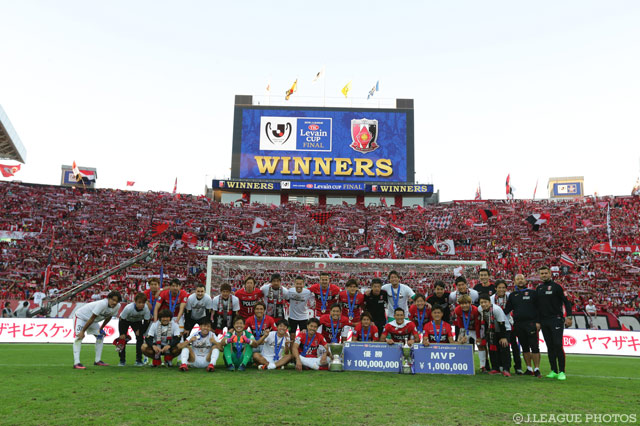 悲願のタイトル獲得の喜びををファンと分かち合う浦和の選手たち【ＹＬＣ 決勝 Ｇ大阪vs浦和】