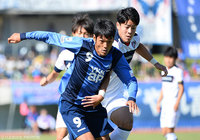 激しく競り合う苔口 卓也（富山）と小川 諒也（Ｆ東23）【明治安田Ｊ３ 第25節 富山vsＦ東23】