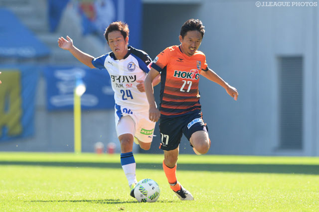 激しいボールの奪い合いを見せる姫野 宥弥（大分）と橋本 英郎（長野）【明治安田Ｊ３ 第25節 長野vs大分】