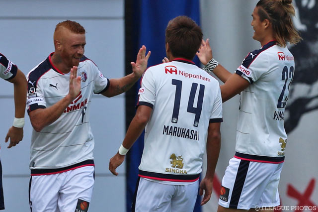 波状攻撃から待望の先制点を押し込んだソウザ（Ｃ大阪）【明治安田Ｊ２ 第36節 岡山vsＣ大阪】