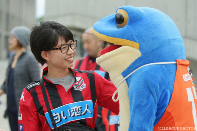 何を話しているのでしょうか…!?気になる！【明治安田Ｊ２ 第36節 愛媛vs札幌】