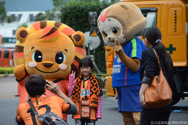レノ丸とヴォルタくんと記念撮影！【明治安田Ｊ２ 第36節 山口vs徳島】