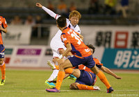 鋭いミドルシュートで勝越し点を決めた中原 彰吾（札幌）【明治安田Ｊ２ 第36節 愛媛vs札幌】