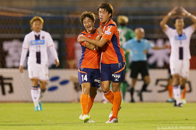 白井康介（#14）の見事な同点弾で再び追い付いた愛媛【明治安田Ｊ２ 第36節 愛媛vs札幌】