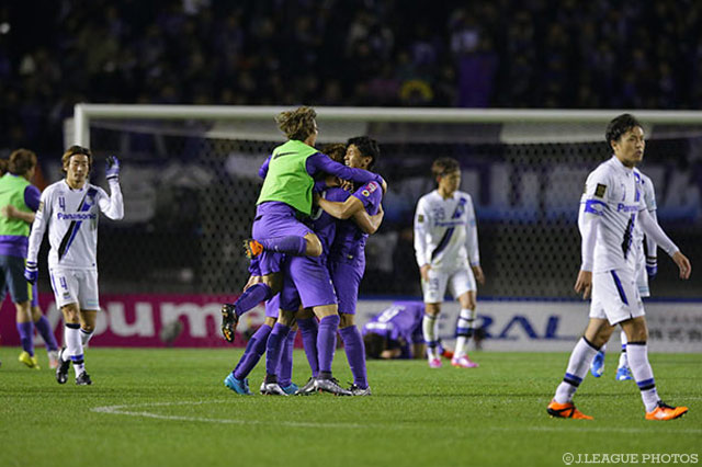 年間王者に返り咲き、歓喜の輪を作る広島イレブン【王者の系譜 2015年 広島】