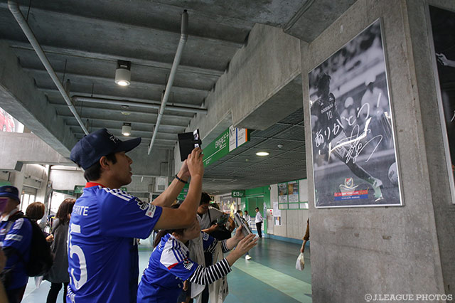 ホーム最終戦、スタジアムには選手全員からのメッセージが掲出された。【明治安田Ｊ１ 2nd 第15節 横浜FMvsＧ大阪】