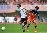 新潟の守備陣に果敢に攻め込む興梠 慎三（浦和）【明治安田Ｊ１ 2nd 第15節 新潟vs浦和】