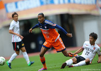 鋭いシュートで浦和ゴールを脅かした鈴木 武蔵（新潟）【明治安田Ｊ１ 2nd 第15節 新潟vs浦和】