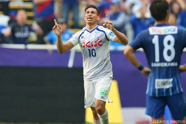 値千金の逆転ゴールを押し込んだドゥドゥ（甲府）【明治安田Ｊ１ 2nd 第15節 福岡vs甲府】