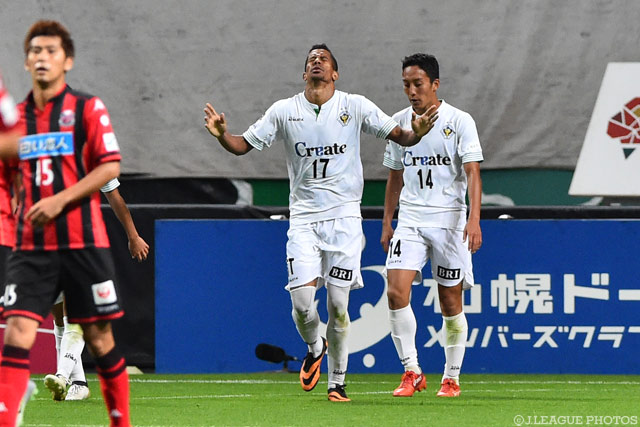 2点目を決め、札幌を突き放したドウグラス ヴィエイラ（東京Ｖ）【明治安田Ｊ２ 第37節 札幌vs東京Ｖ】