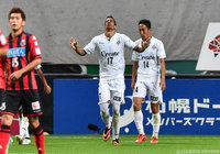 2点目を決め、札幌を突き放したドウグラス ヴィエイラ（東京Ｖ）【明治安田Ｊ２ 第37節 札幌vs東京Ｖ】