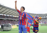 ファン・サポーターと久々の鹿島戦勝利を喜ぶ前田 遼一（FC東京）【明治安田Ｊ１ 2nd 第15節 FC東京vs鹿島】