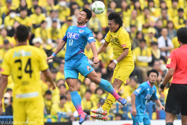 激しく競り合う豊田 陽平（鳥栖）と中谷 進之介（柏）【明治安田Ｊ１ 2nd 第15節 柏vs鳥栖】