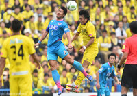 激しく競り合う豊田 陽平（鳥栖）と中谷 進之介（柏）【明治安田Ｊ１ 2nd 第15節 柏vs鳥栖】