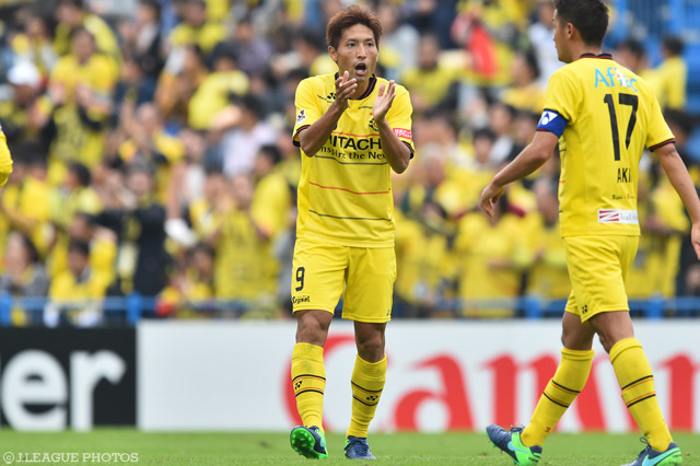 1点差に詰め寄る得点を挙げチームメイトを鼓舞する田中 順也（柏）【明治安田Ｊ１ 2nd 第15節 柏vs鳥栖】