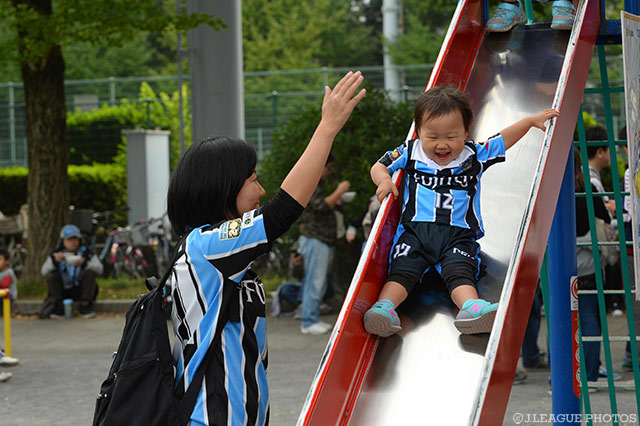 滑り台で弾けるような笑顔を見せる川崎Ｆファンの男の子。【明治安田Ｊ１ 2nd 第15節 川崎Ｆvs広島】