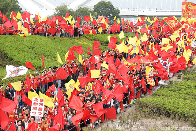 バスで会場入りする選手たちを出迎える名古屋サポーター【明治安田Ｊ１ 2nd 第15節 名古屋vs磐田】