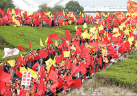 バスで会場入りする選手たちを出迎える名古屋サポーター【明治安田Ｊ１ 2nd 第15節 名古屋vs磐田】