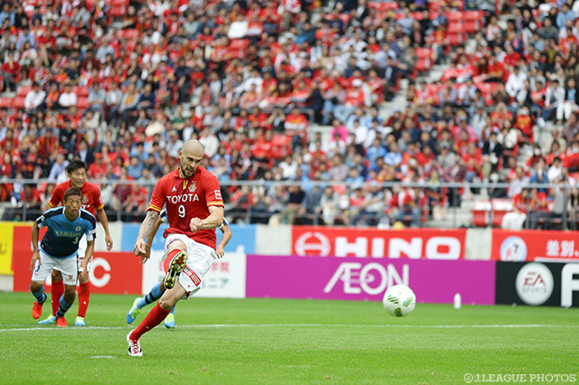 44分に先制のPKを決めたシモビッチ（名古屋）【明治安田Ｊ１ 2nd 第15節 名古屋vs磐田】