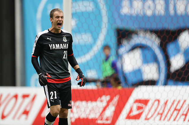 最後尾から味方を鼓舞するカミンスキー（磐田）【明治安田Ｊ１ 2nd 第15節 名古屋vs磐田】