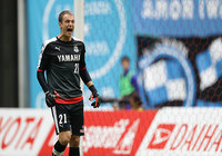 最後尾から味方を鼓舞するカミンスキー（磐田）【明治安田Ｊ１ 2nd 第15節 名古屋vs磐田】