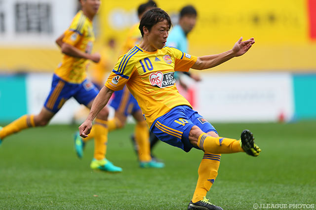 絶妙なクロスで2点目をアシストした梁 勇基（仙台）【明治安田Ｊ１ 2nd 第15節 仙台vs神戸】