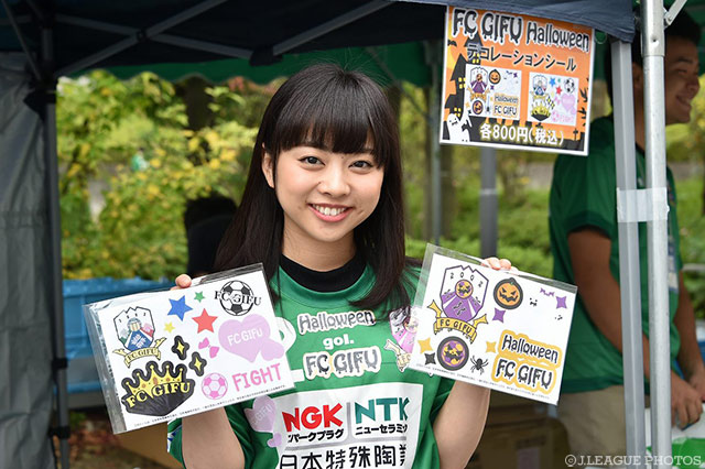 FC岐阜応援マネージャー伊藤 寧々さんがグッズ売店に登場！【明治安田Ｊ２ 第37節 岐阜vs町田】