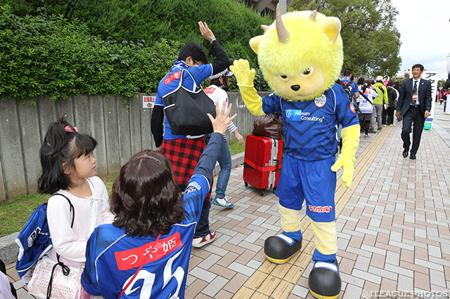 ディーオくんとハイタッチ！【明治安田Ｊ２ 第37節 Ｃ大阪vs山形】