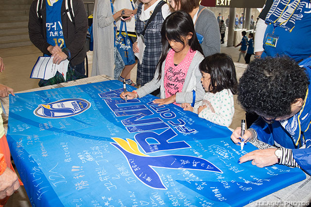 選手へのメッセージを書き込む大分サポーター【明治安田Ｊ３ 第26節 大分vs盛岡】