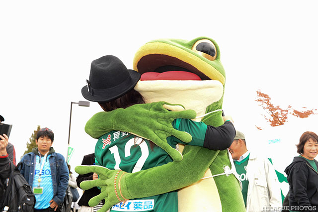 一平くんとハグをする松本サポーター【明治安田Ｊ２ 第37節 松本vs愛媛】