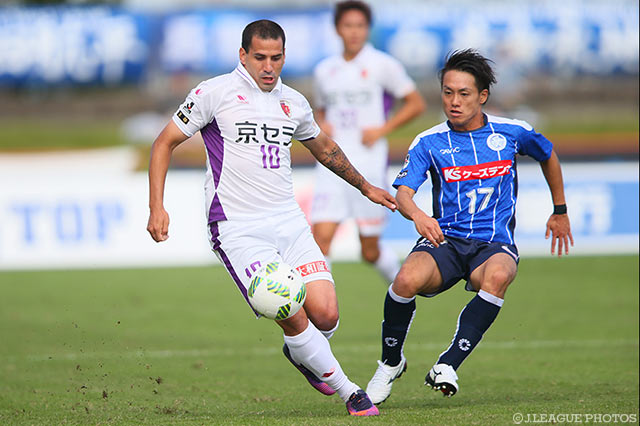 エスクデロ 競飛王（京都）をマークする湯澤 洋介（水戸）【明治安田Ｊ２ 第37節 水戸vs京都】