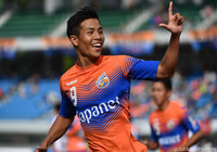 PKを落ち着いてゴール左隅に沈めた永井 龍（長崎）【明治安田Ｊ２ 第37節 長崎vs山口】