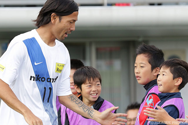 憧れの鈴木 隆行と対面した男の子。【明治安田Ｊ３ 第26節 福島vsYS横浜】