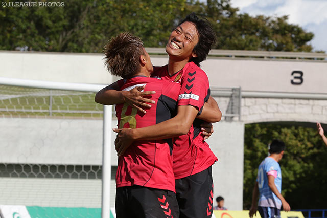 今季初得点となる先制ヘッドを押し込んだ岡田 亮太（福島）【明治安田Ｊ３ 第26節 福島vsYS横浜】