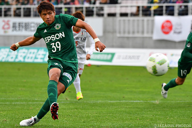 移籍加入後初の得点をPKで決めた三島 康平（松本）【明治安田Ｊ２ 第37節 松本vs愛媛】