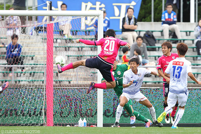 前半終了間際に先制点を押し込んだ玉田 圭司（Ｃ大阪）【明治安田Ｊ２ 第37節 Ｃ大阪vs山形】